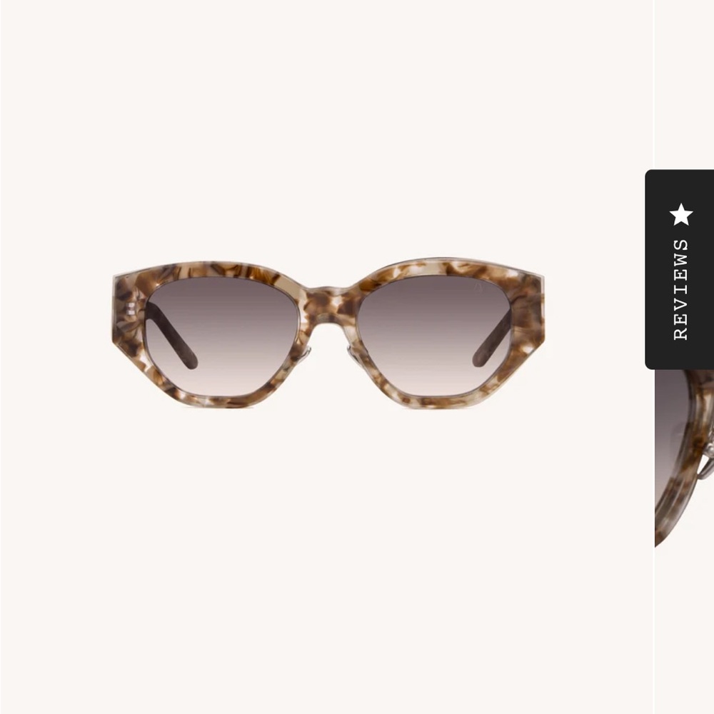 CHARGE IT DEZI SUNGLASSES
ALLUDED NUDE / SMOKE GRADIENT